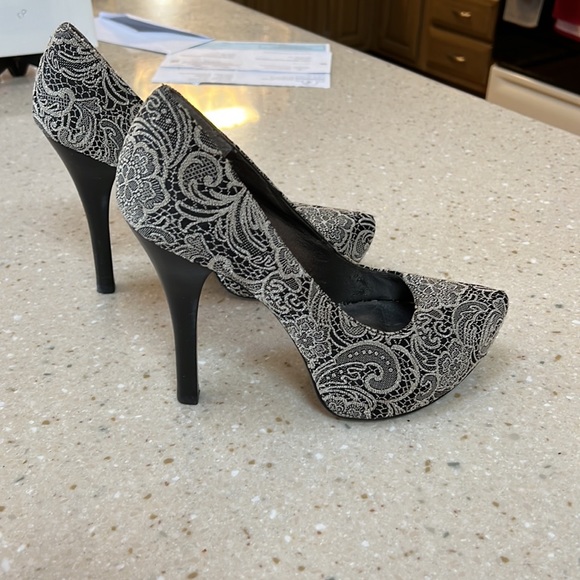 **SOLD** CARLOS by Carlos Santana Heels - Picture 2 of 9